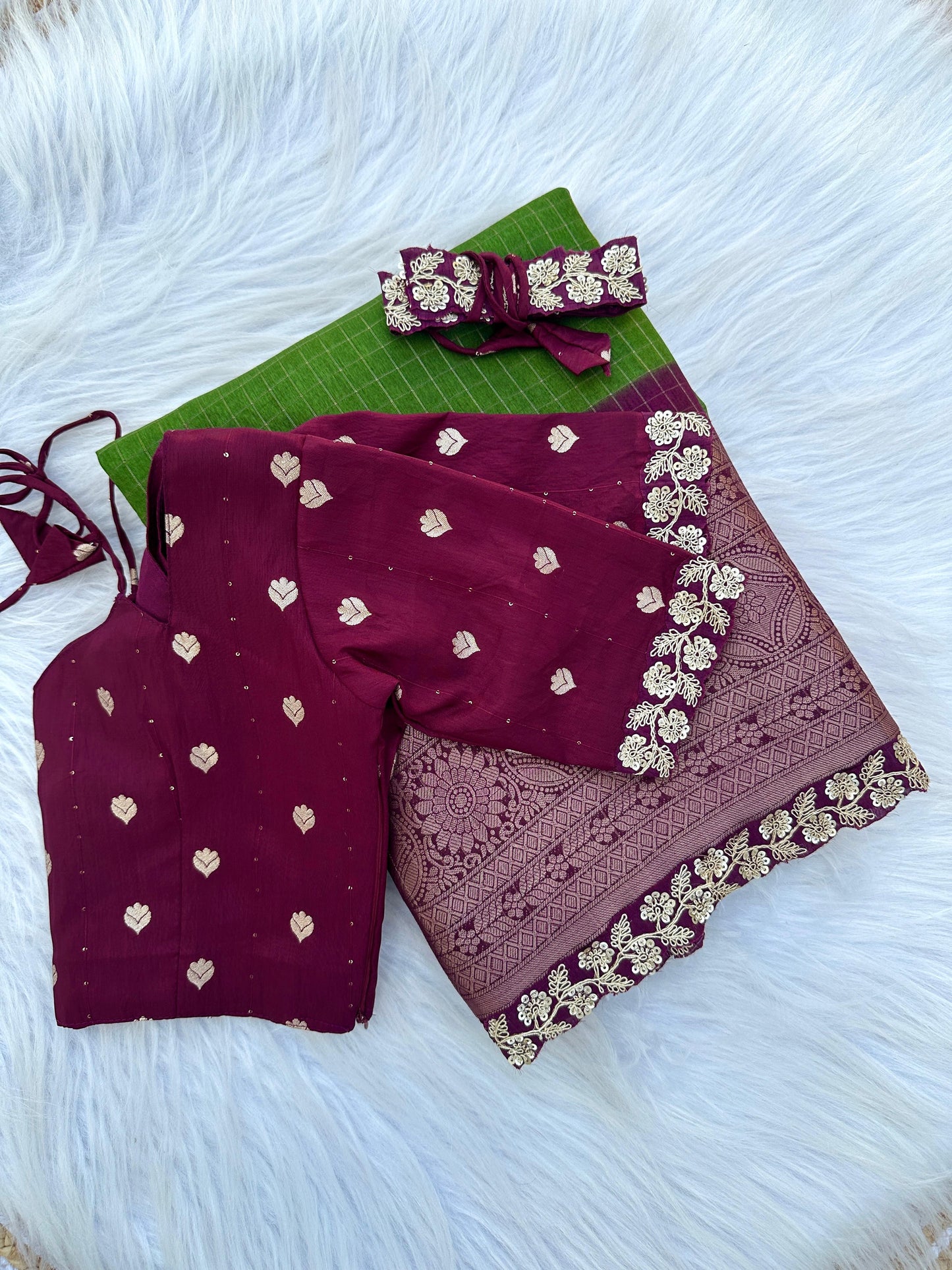 Dola self Chex saree with stitch blouse with belt