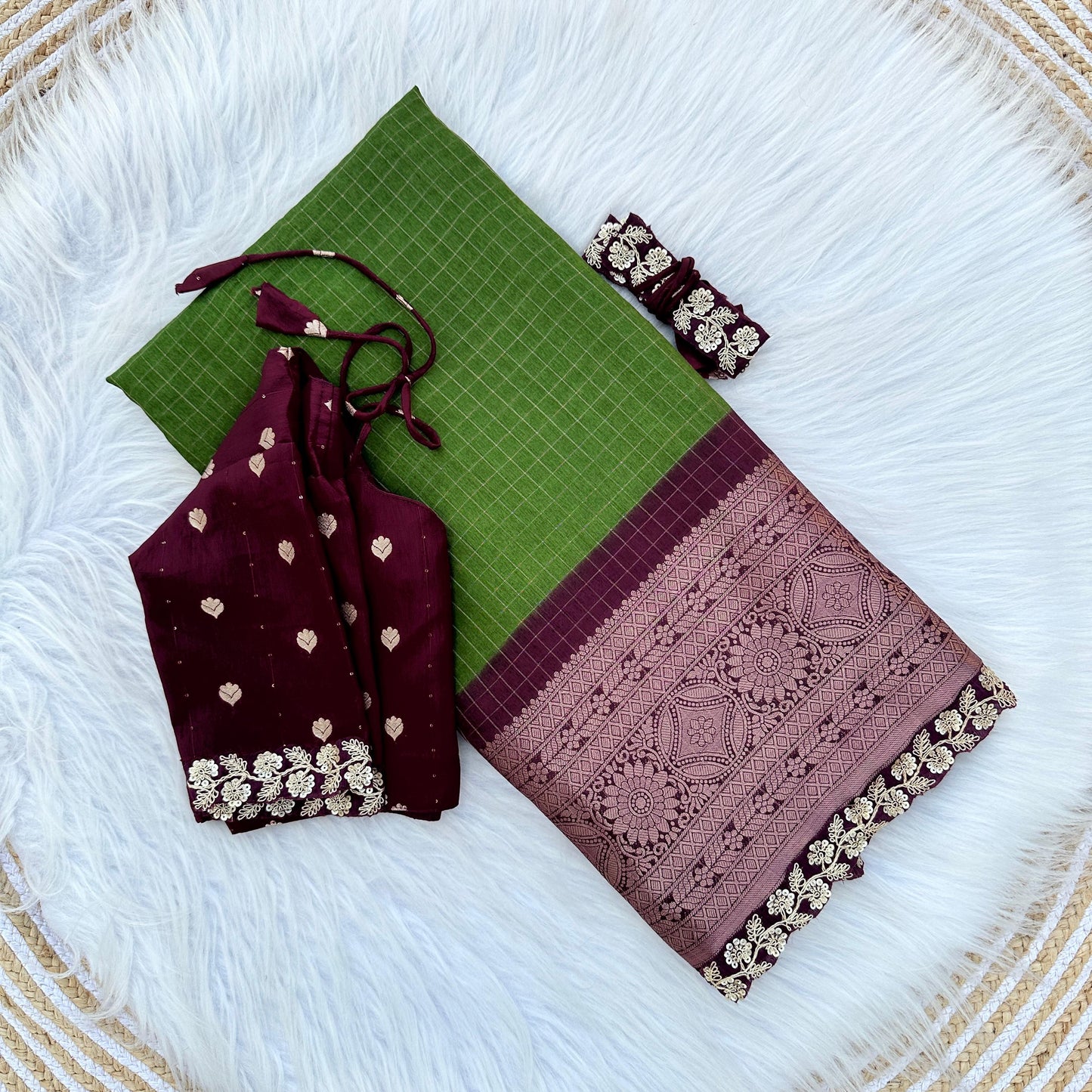 Dola self Chex saree with stitch blouse with belt