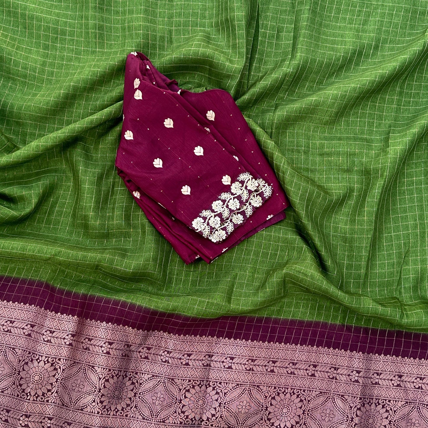 Dola self Chex saree with stitch blouse with belt