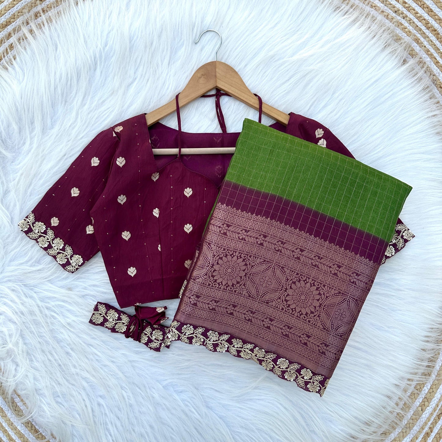Dola self Chex saree with stitch blouse with belt