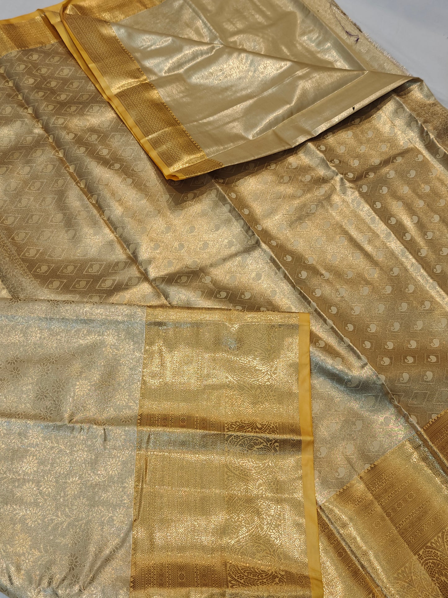 Semi pattu 🌟 Gold Traditional Sarees
