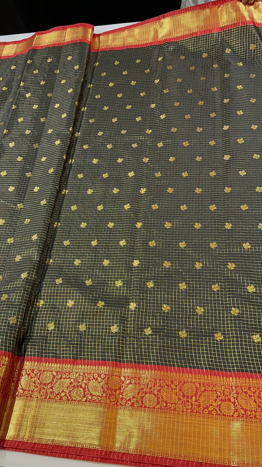 Classic Semi Vintage Saree Gadwal Checks