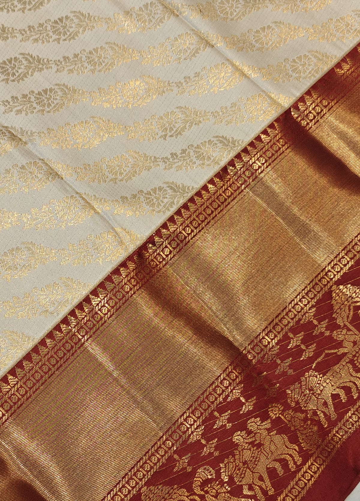 Kanchi Semi pattu saree contrast half white with maroon traditional
