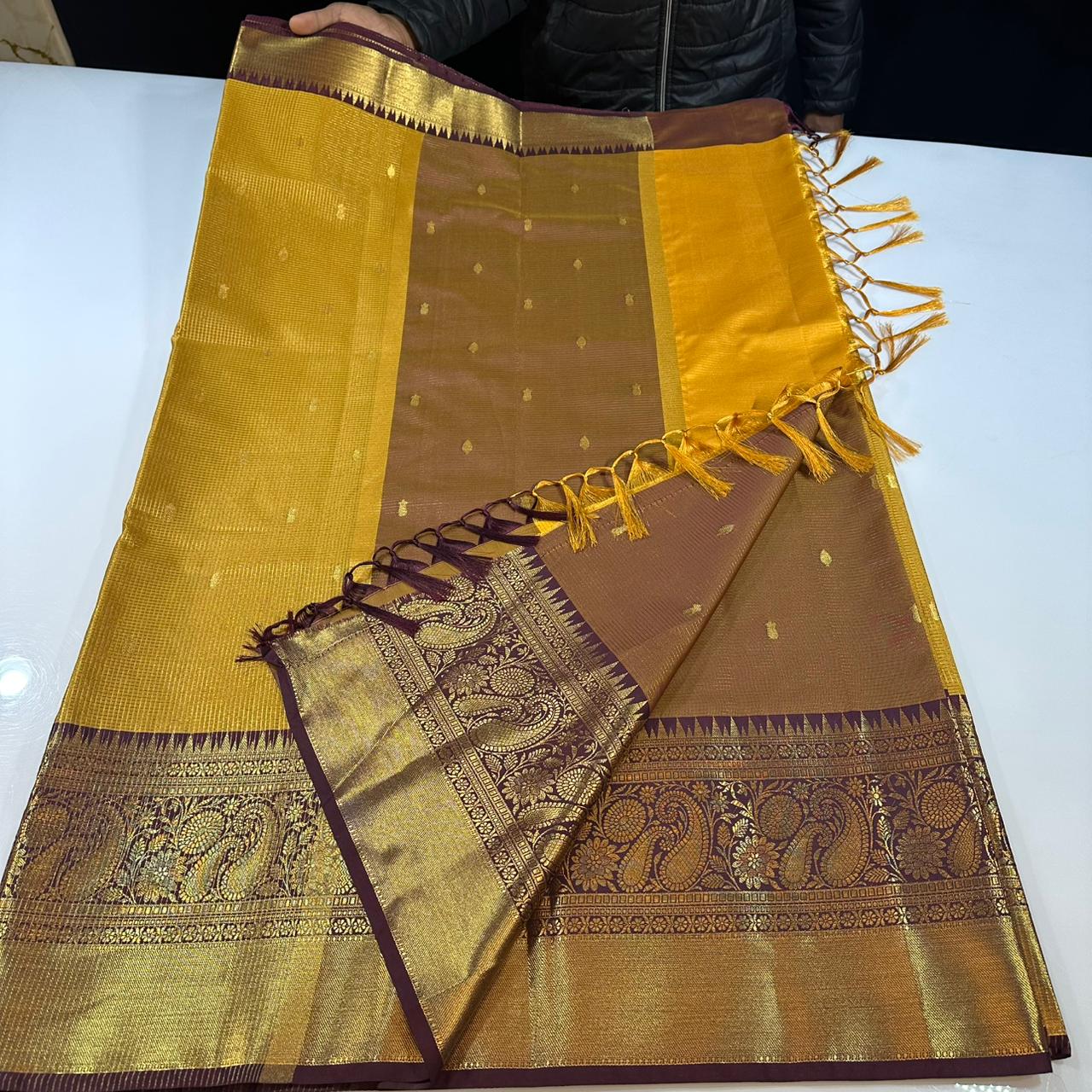 Viral vintage semi premium soft silk Gadwal saree