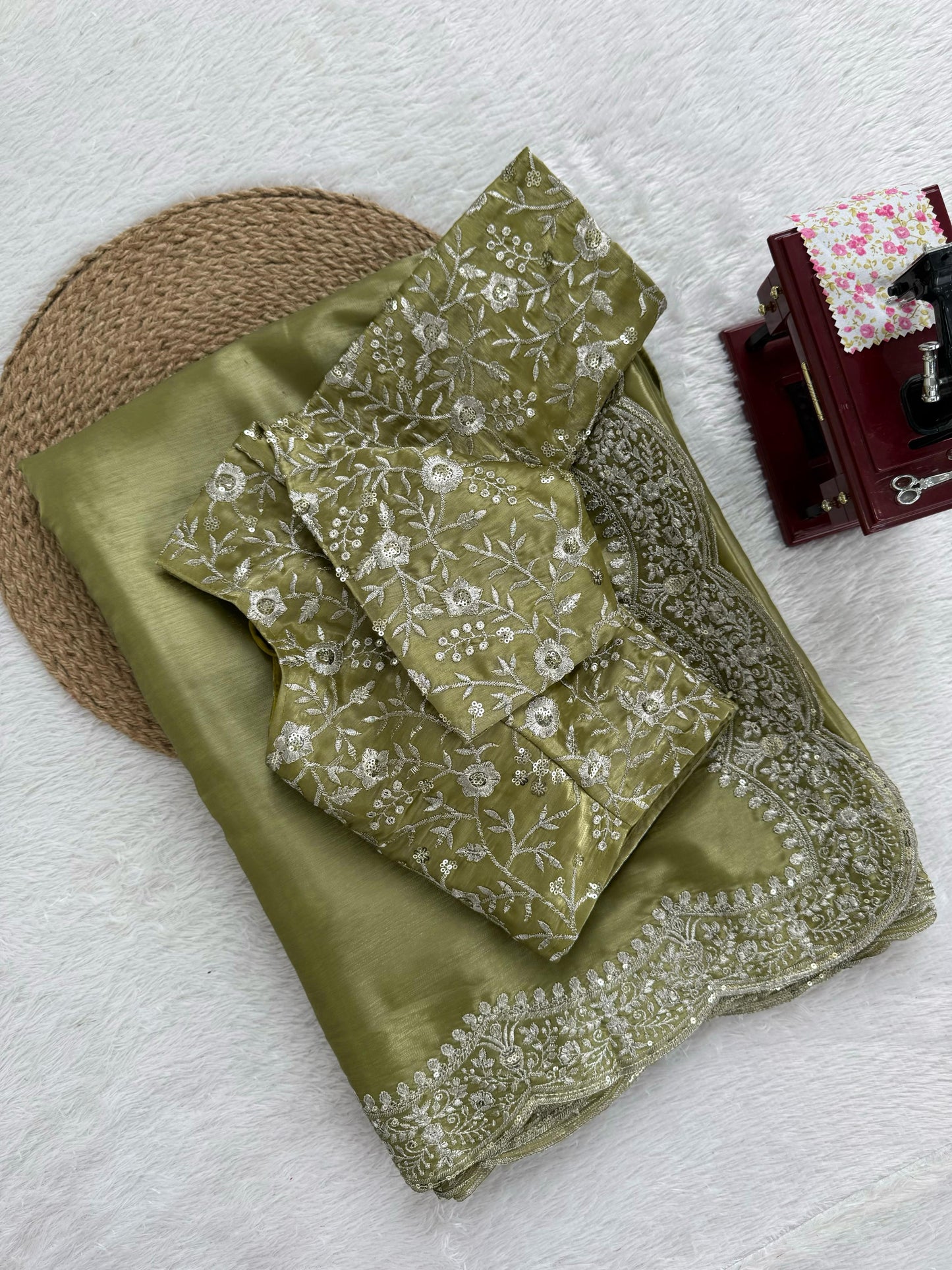 Trendy Saree Jimmy Cho sequences look.