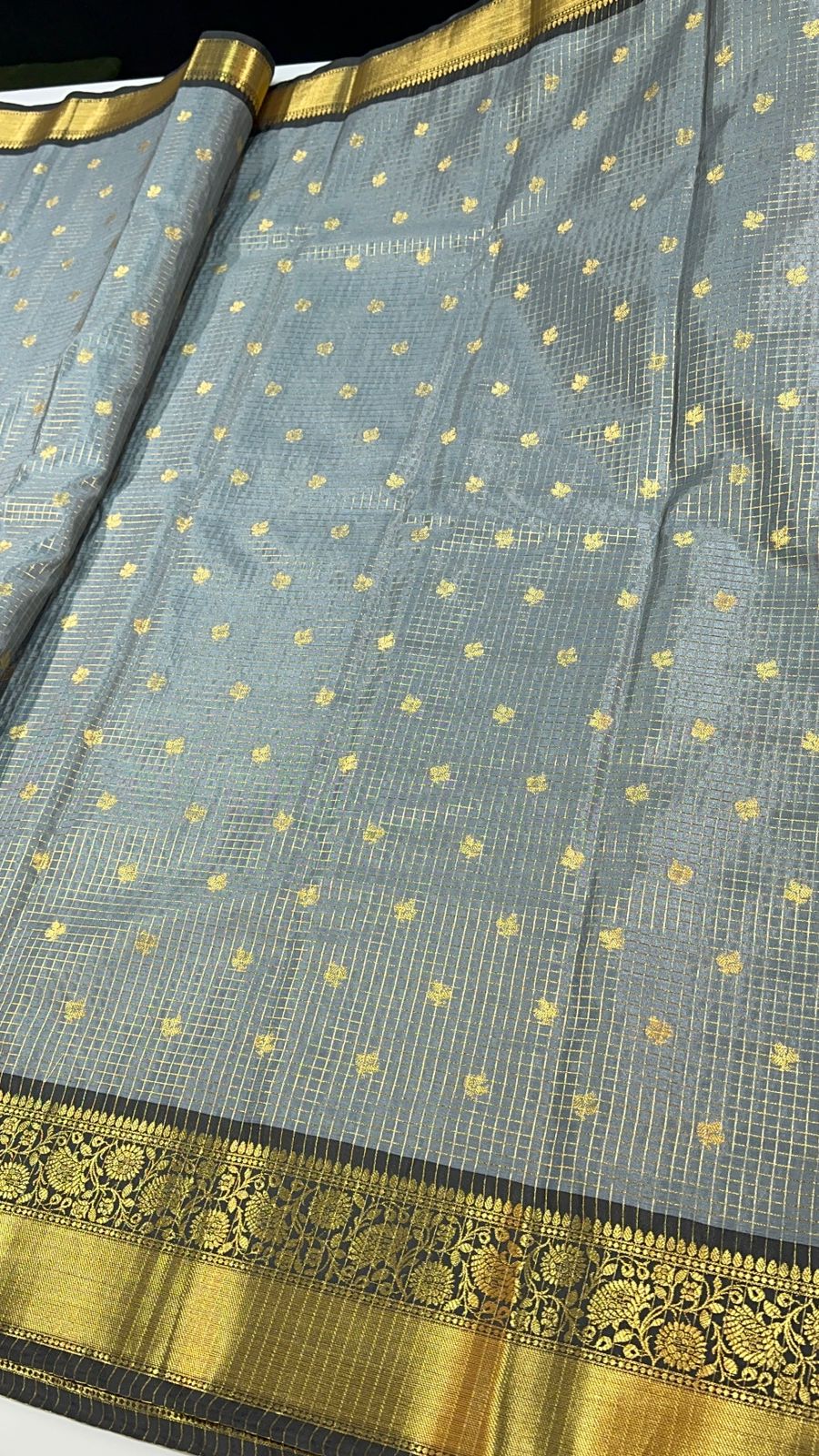 Classic Semi Vintage Saree Gadwal Checks