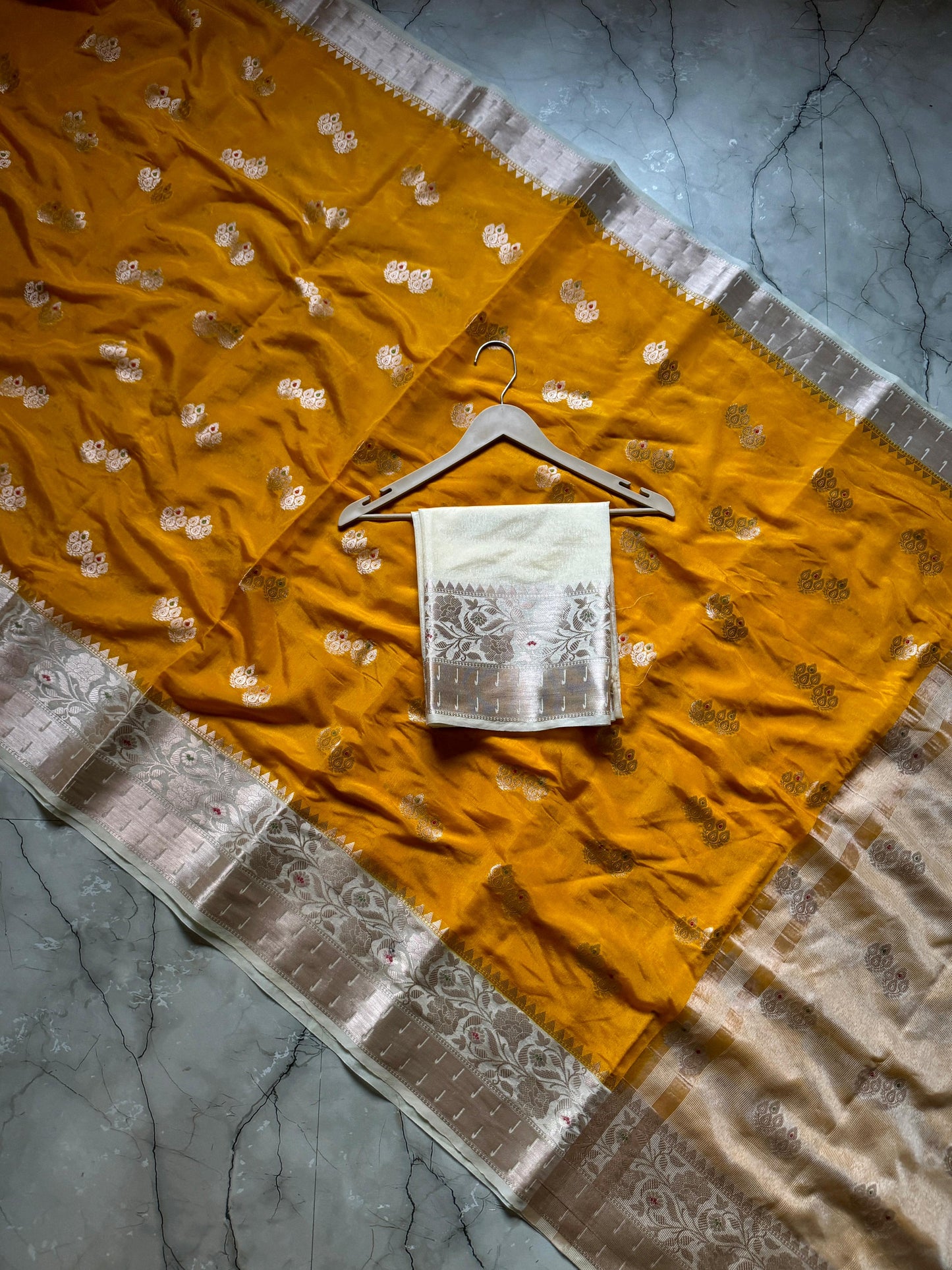 Handloom  colourful Row Mango Vintage saree
