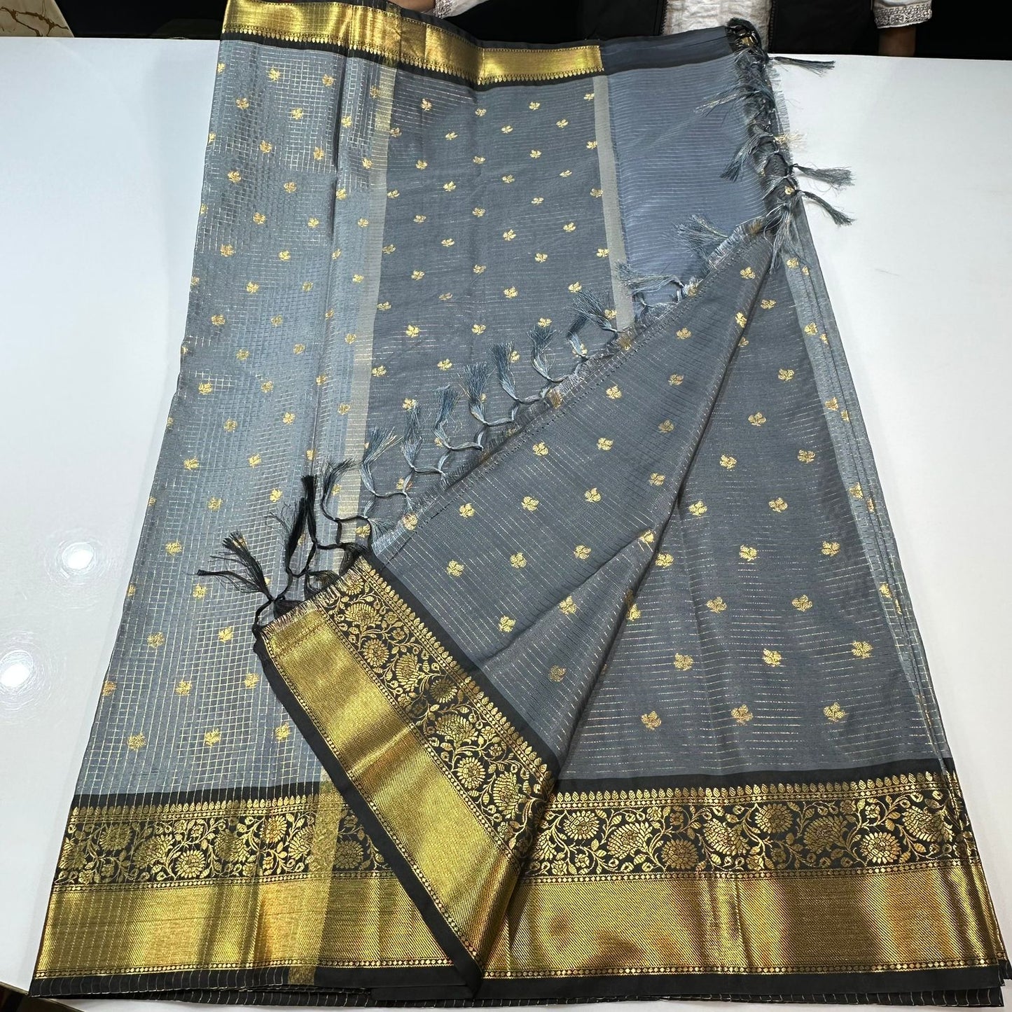 Classic Semi Vintage Saree Gadwal Checks